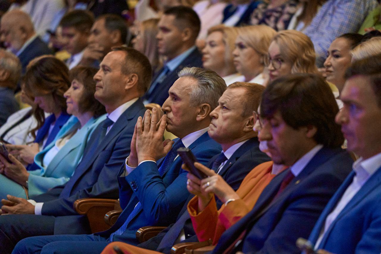 В Тюмени открыли XIII бизнес форум Слёт успешных предпринимателей По поручению полпреда в УрФО Артёма Жоги его заместитель Сергей Рындин принял участие в открытии В своем выступлении замполпреда привёл данные согласно которым в Уральском федеральном округе рост предприятий малого и среднего предпринимательства составил 2 7 за год При этом число предприятий МСП в УрФО превысило 530 тысяч в данной сфере в округе заняты более 2 6 млн человек Замполпреда отметил что за этими сухими цифрами скрывается упорный труд предпринимателей и их сотрудников и поблагодарил собравшихся в зале Есть такая расхожая фраза о том что бизнес должен быть ответственным Я скажу что мы все должны быть ответственны потому что именно в наших руках будущее Великой России Поэтому давайте и дальше работать на благо нашей Родины обратился Сергей Рындин к участникам форума В этом году в форуме участвуют 3000 человек студенты из 27 университетов страны На форуме выступят более сотни спикеров Подпишись на УрФО ИНФО