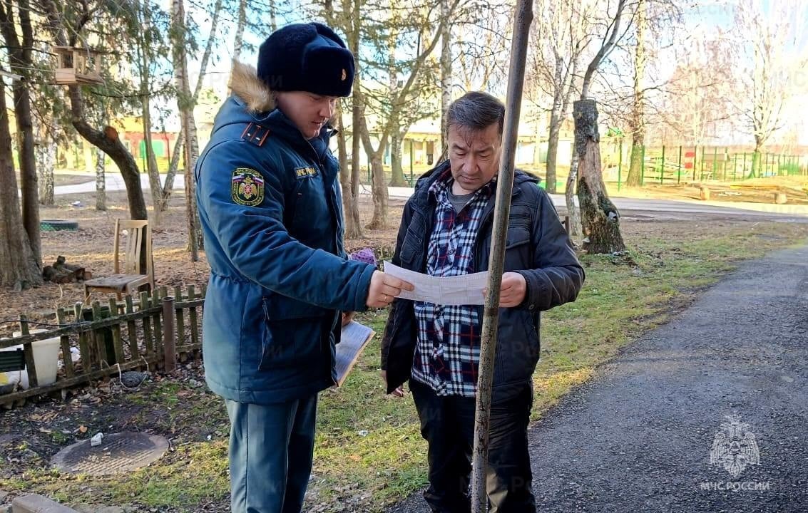 Гражданам «группы риска» в Одоеве и Арсеньево напомнили о соблюдении правил пожарной безопасности     ‍ Сотрудники МЧС России при проведении профилактических  бесед с населением особое внимание уделяют жителям, входящим в «группу риска».  Такие профилактические мероприятия прошли в этот раз в Одоевском и Арсеньевском районах. Сотрудники МЧС России напомнили жителям требования пожарной безопасности при эксплуатации печного, газового отопления и электронагревательных приборов. Кроме того, в рамках рейда инспекторы государственного пожарного надзора напомнили гражданам действия в случае возникновения пожара. С каждым жителем был проведен дополнительный инструктаж о запрете эксплуатации неисправных электроприборов и электрических проводов с поврежденной изоляцией.     Для получения наибольшего результата от беседы спасатели вручили информационные памятки на противопожарную тематику, а также рекомендовали установить в своём жилье автономный дымовой пожарный извещатель.    МЧС Тульской области   подписаться