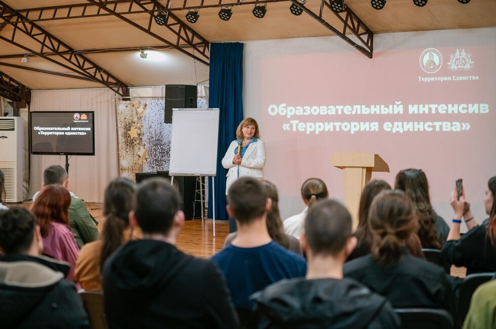 Молодежь Донбасса и Новороссии прошла образовательный интенсив в Крыму Интенсив под названием Территория единства организовали общество Знание и Крымский федеральный университет Ребята из Донбасса и Новороссии изучали основы российской государственности историю культуру и русские сказки участвовали в мастер классах и кейс сессиях Читать полностью молодежь Фото пресс служба общества Знание Подпишись на нас в MAX