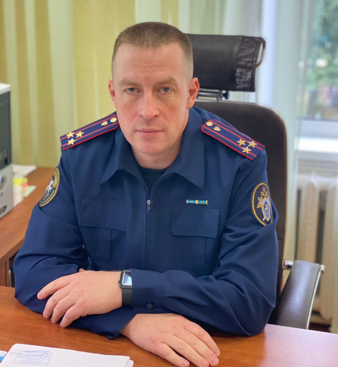Представитель ведомства провел профилактическое занятие для школьников Руководитель следственного отдела по Соломбальскому округу города Архангельска регионального следственного управления СКР Михаил Елсаков провел профилактическое занятие для учащихся младших классов Михаил Иванович в доступной форме рассказал школьникам о функциях и задачах Следственного комитета России о специфике работы на следствии сопроводив рассказ примерами из следственной практики уделив особое внимание ответственности за преступления которые чаще всего совершаются подростками и в отношении них о вреде наркотиков и пагубных привычек В преддверии осенних каникул офицер напомнил школьникам о необходимости соблюдения правил безопасности при нахождении у водоемов в лесу дома и в общественных местах а также о мерах предосторожности при пользовании мессенджерами социальными сетями и Интернетом Заострил внимание на том что нельзя рассказывать о себе и отправлять свои фотографии незнакомым людям а также не следует отвечать на сообщения поступившие от незнакомцев без контроля взрослых не встречаться с людьми с которыми познакомились в сети Интернет Профилактический урок был выстроен в форме диалога и вызвал активный интерес со стороны школьников которые активно задавали вопросы и выразили благодарность за предоставленную информацию Подобные уроки способствуют развитию правовой культуры подрастающего поколения формированию чувства ответственности и осознания последствий своих поступков
