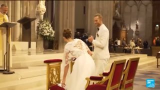 Впервые за 30 лет в Нотр Дам де Пари обвенчалась пара Женился плотник реставратор Мартин Лоренц который три года работал над восстановлением собора после пожара Это крайне редкий случай обычно в соборе проводят крупные религиозные и государственные церемонии veraafanasyeva