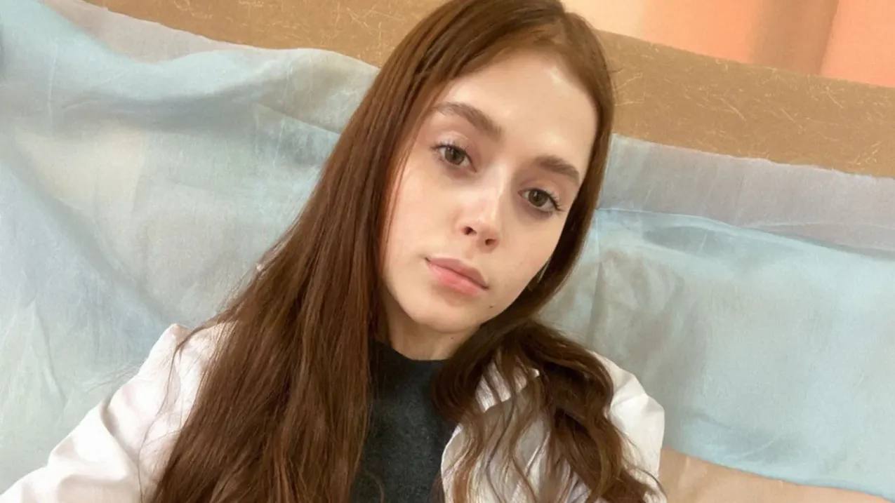 В Новосибирске умерла Татьяна Дроздова с редкой болезнью АДА-ТКИН. Она стала первой пациенткой с заболеванием в России, дожившей до 23 лет. Ранее она судилась с региональным минздравом за рекомендованный ей для лечения препарат.    : DR
