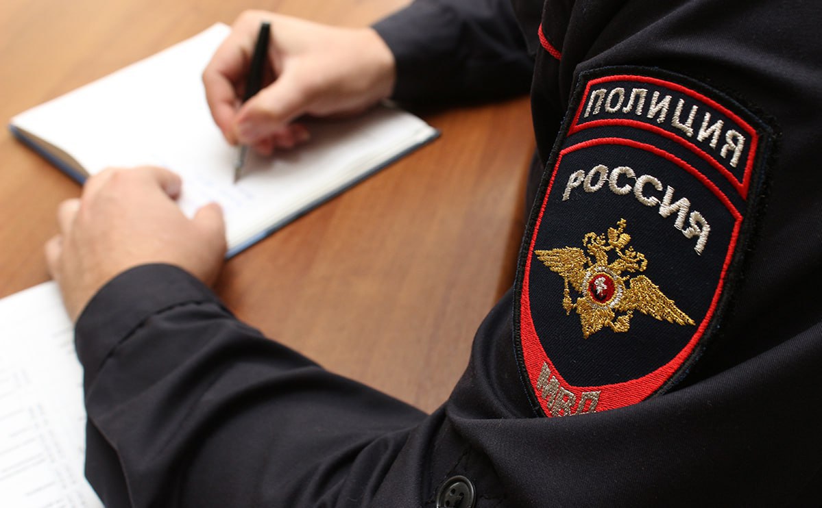 Ребенок погиб в выгребной яме - полицейские призывают родителей внимательно следить за безопасностью малолетних детей Накануне трагедия с гибелью ребенка произошла в Казачинско-Ленском районе Приангарья. По данным инспекторов по делам несовершеннолетних, когда мама готовила еду на кухне, ее 2-летний сын играл с отцом. В какой-то момент на веранде дома во время игры мальчик упал в узкое отверстие выгребной ямы глубиной около 2 метров. Отцу понадобилось время, чтобы достать малыша, в результате чего ребенок скончался. Аналогичные ситуации в Иркутской области фиксируются фактически ежегодно. Так, в прошлом году похожий инцидент произошел в Черемхово. Годовалый малыш, пока мама отвлеклась, оказался под раковиной, где находилась выгребная яма, и утонул. В апреле 2023 года в Иркутске 9-летний мальчик во время игры в футбол перелез через соседский забор и утонул в выгребной яме. В июле того же года 4-летний ребенок, находясь на участке без присмотра родителей, упал в незакрытую выгребную яму и утонул. Сотрудники полиции акцентируют внимание на то, что наиболее опасными для несовершеннолетних, оставшихся даже на самое короткое время без присмотра взрослых, помимо выгребных ям являются включенные электроприборы, емкости с горячими жидкостями, лежащие в доступе медицинские препараты или химические вещества, открытые окна. Заботясь о детях исключите возможность их доступа к таким источникам опасности.