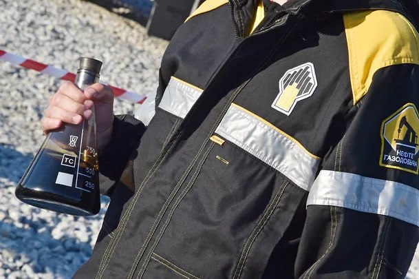 Глава Роснефти Игорь Сечин подверг критике предложения правительства РФ по компенсации дефицита топлива за счет выпуска бензина сниженного качества ROSN Взамен он предлагает ряд инициатив среди которых создание системы мониторинга товарного дефицита проведение аудита производителей некондиционного топлива а также введение для владельцев АЗС обязательства содержать месячный запас нефтепродуктов jkinvest news jkinvest