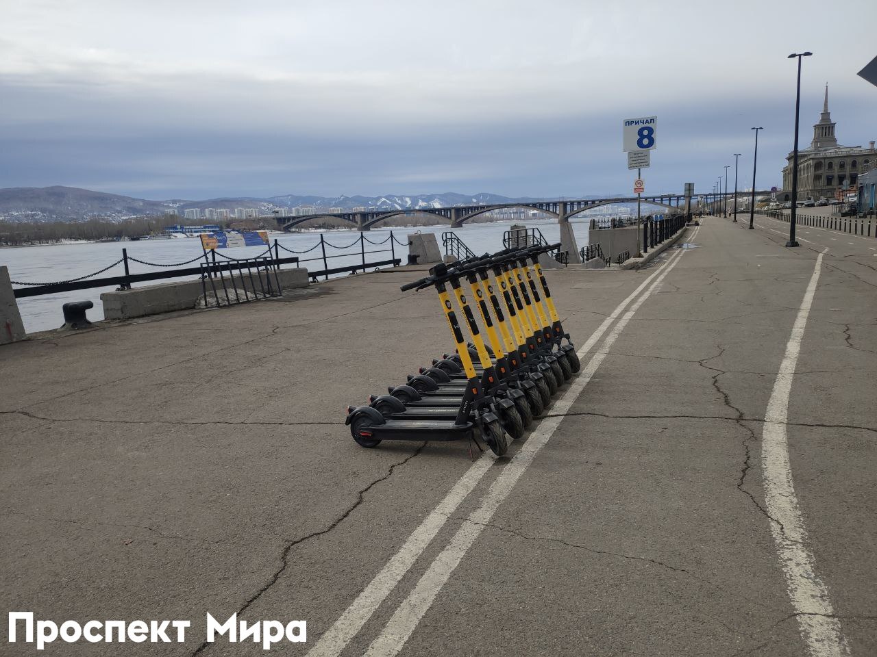 В Красноярске открылся сезон электросамокатов.   Электросамокаты наш корреспондент заметил на Центральной набережной.   Пока на улицах появились только самокаты кикшеринга Whoosh. Также горожане сообщают о том, компания уже активировала свое приложение.