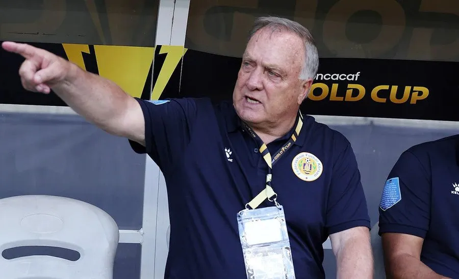 Дик Адвокат возвращается в сборную Кюрасао ради ЧМ 2026 Voetbal International 78 летний тренер ранее покинувший пост из за болезни дочери возобновит работу после стабилизации её состояния Знаменитый голландец имеет все шансы стать самым возрастным наставником в истории чемпионатов мира