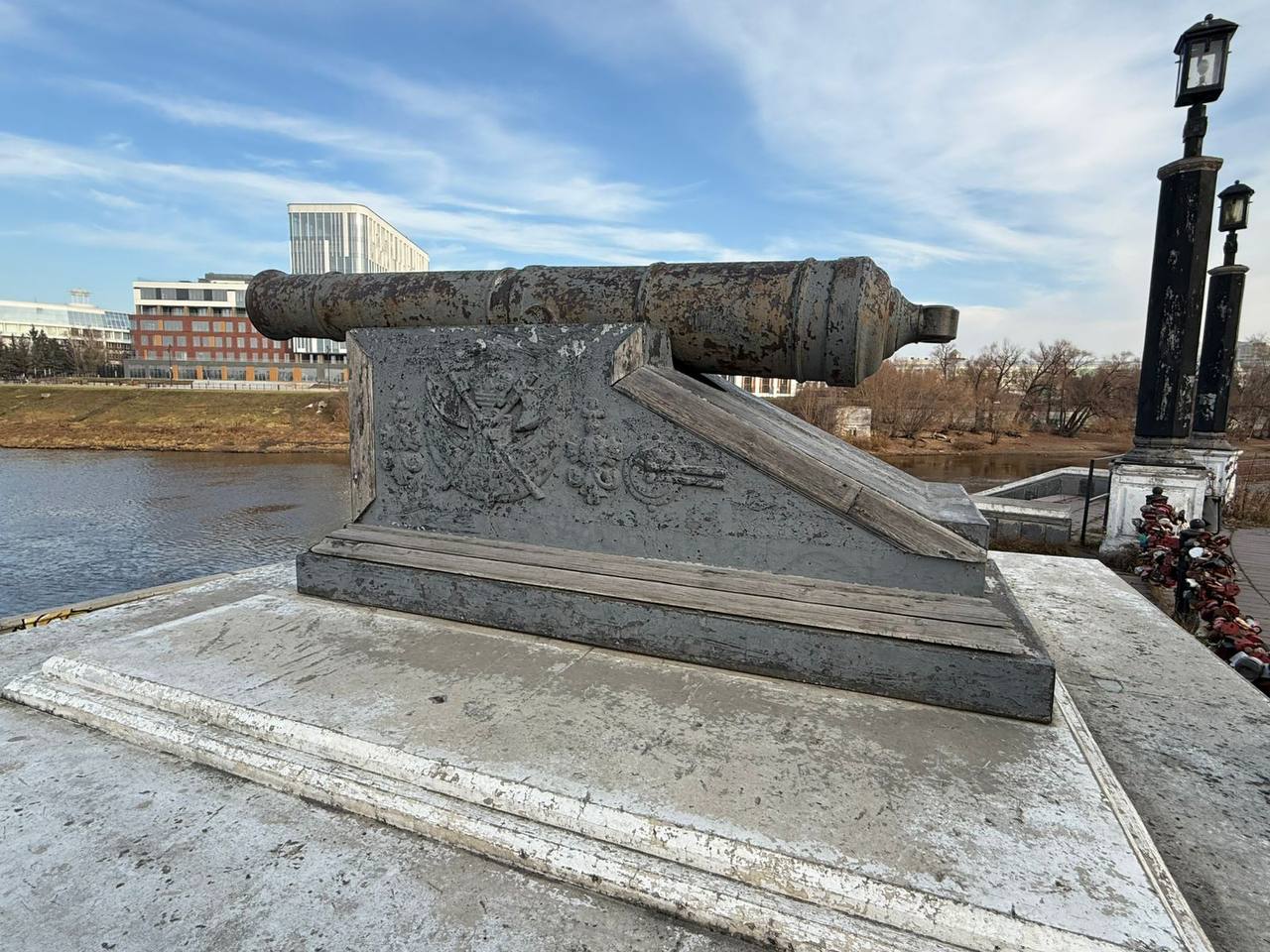 Знаменитую омскую Пушку приведут в порядок Мэр Сергей Шелест сообщил хорошую новость одна из главных достопримечательностей города Пушка на стрелке рек Оми и Иртыша скоро будет отреставрирована Уже до конца этого года специалисты проведут тщательный осмотр памятника После этого они составят план и смету будущих работ а затем приступят к ремонту и реставрации По словам градоначальника хотя Пушка официально не входит в список объектов культурного наследия она давно стала настоящим символом Омска К 310 летию города этот любимый горожанами памятник должен иметь пристойный вид Фото телеграм канал Сергея Шелеста Om1 Омск в MAX