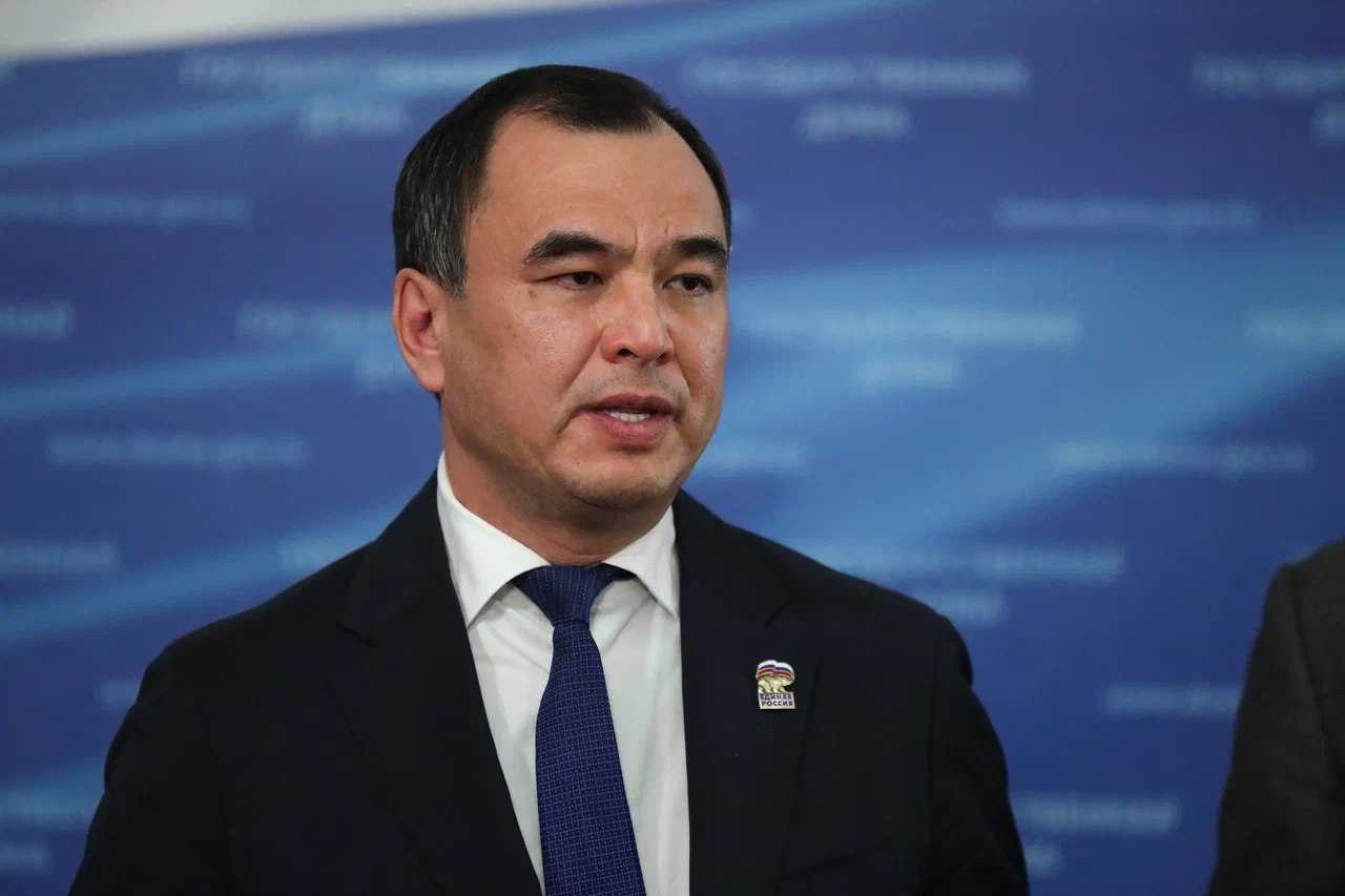 Единая Россия внесла в ГД законопроект направленный на повышение безопасности дорожного движения Создается четкий механизм оперативного устранения аварийно опасных участков на автодорогах страны В действующем законодательстве нет четких критериев определения аварийно опасных участков дорог а также отсутствует четкая методика их установления отметил соавтор инициативы первый заместитель председателя комитета ГД по вопросам собственности земельным и имущественным отношениям координатор федерального проекта Единой России Безопасные дороги Сергей Тен Законопроект призван закрепить порядок выявления аварийно опасных участков дорог рекомендации по их ликвидации а также критерии определения мест концентрации ДТП отметил парламентарий Причем места концентрации дорожно транспортных происшествий будут определяться в том числе цифровыми информационными сервисами такими как Система контроля дорожных фондов Эти данные будут открыты и доступны для анализа и использования не только соответствующим службам но и всем небезразличным гражданам добавил Тен Законопроект депутатов и сенаторов от Единой России направлен на реализацию положений Стратегии повышения безопасности дорожного движения до 2030 года и на период до 2036 года а также соответствующих решений Правительственной комиссии по обеспечению безопасности дорожного движения ergosdumaofficial