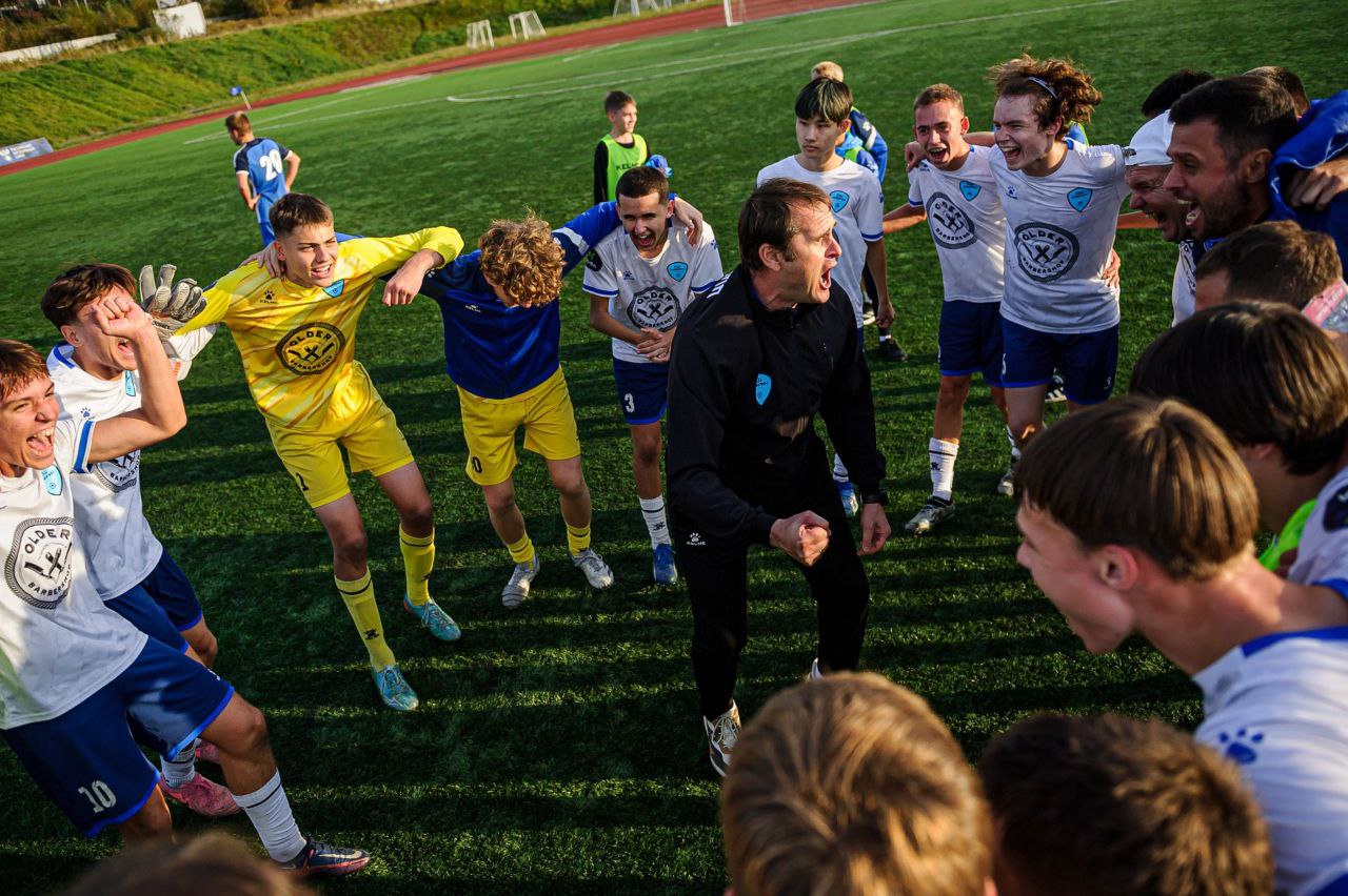 СШ Сахалин получит статус спортшколы олимпийского резерва Министерство спорта Российской Федерации присвоило спортивной школе Сахалин статус олимпийского резерва по результатам заседания Комиссии 11 декабря этого года Соответствию олимпийскому уровню поспособствовали успешные выступления команд СШ Сахалин в Дальневосточной Юношеской футбольной лиге в сезоне 2023 2024 годов и подписание воспитанниками спортучреждения контрактов с профессиональными футбольными клубами   Мы в Max