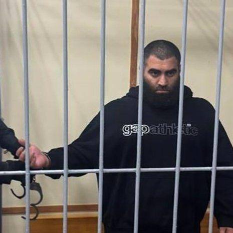 Завершено расследование уголовного дела блогера из Самары Арсена Маркаряна Армена Маркаряна обвиняют в оскорблении памяти защитников Отечества и реабилитации нацизма Как пояснили в ведомстве Маркарян опубликовал ролик в котором негативно относился к памяти об Александре Матросове как защитнике Отечества и о его подвиге Кроме того он оправдывал идеологию и практики нацизма Маркаряна арестовали он признал вину Дело направлено в суд kommersant volga