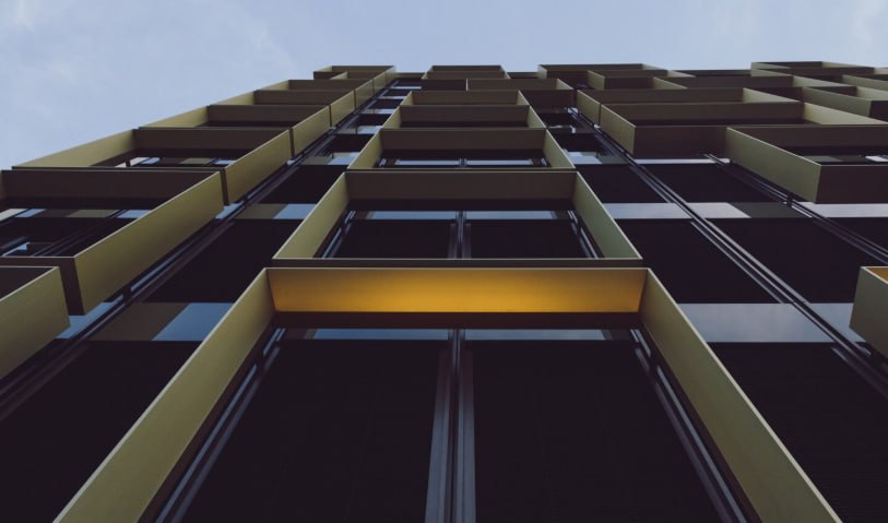 Стоимость 1 квадратного метра в новостройках Кубани вырастет на 5 7 в 2026 году Первичный рынок недвижимости ожидает умеренное повышение цен стабильный спрос на ликвидные объекты усиление сегментов премиум и комфорт По итогам 2025 года средняя стоимость 1 квадратного метра выросла примерно на 5 8 до 160 тысяч рублей На формирование ценника влияла высокая себестоимость строительства Стройка freepik wirestock