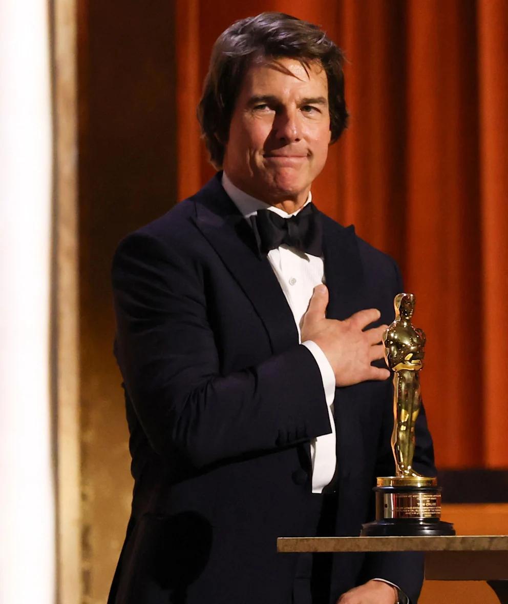 Том Круз наконец получил Оскар ему вручили почетную награду за вклад в кино В Лос Анджелесе актеру Тому Крузу впервые в карьере вручили почетный Оскар Награда была присуждена 16 ноября на церемонии Governor Awards которая проходит отдельно от основной церемонии Оскар За более чем 40 лет в кино Круз четыре раза номинировался на премию но ни разу не выигрывал Круз ранее номинировался как лучший актер за фильмы Рожденный четвертого июля и Джерри Магуайер как лучший актер второго плана за Магнолию а также как продюсер Топ Ган Мэверик Почетный Оскар считается одной из самых престижных наград в кинобизнесе среди прошлых лауреатов Чарли Чаплин Джуди Гарленд Федерико Феллини Фрэнсис Форд Коппола и Спайк Ли Теперь в этот список вошел и Том Круз которого в Голливуде называют спасателем кино за вклад в возрождение кинопроката после пандемии Круз прославился не только ролями но и своими рискованными трюками в серии Миссия невыполнима а также работой с культовыми режиссерами от Стэнли Кубрика до Пола Томаса Андерсона BILD Russian