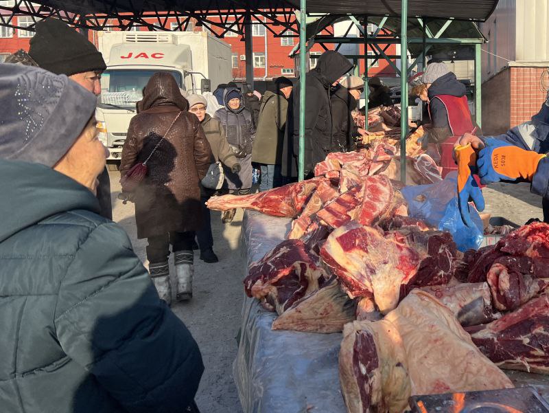 Жители Улан-Удэ закупились мясом как в последний раз  Минсельхоз Бурятии сообщил об итогах мясной ярмарки, состоявшейся 7-8 декабря в Улан-Удэ. В этом году она почти в 2 раза превзошла показатели предыдущего года. За два дня реализовано около 171 тонны мясной и 2,5 тонны рыбной продукции. Дополнительно участники ярмарки продали 1,3 тонны продукции дикоросов и мёда. Общий объём продаж превысил 73,2 млн рублей.  #Бурятия  Подробности в «Номер один»       Сообщить нам свою новость можно по кнопке:       Письмо в редакцию