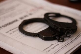 48 ударов ножом: жителя Слободзеи признали виновным в убийстве. Приговор – 10 лет тюрьмы.  Как сообщает Прокуратура, в январе 24-летний подсудимый напился, взял нож и пошёл домой к мужчине, который якобы был любовником его матери. Началась ссора. Парень нанёс потерпевшему множество ударов ножом – раны были по всему телу. Мужчина скончался на месте.  Подсудимый может обжаловать приговор в Верховном Суде.