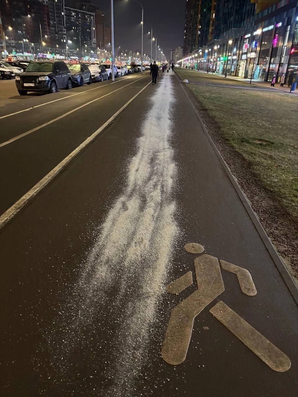К зиме в Петербурге закупят 168 тыс тонн соли и 68 тыс тонн песка В парках и скверах соль не используют там применяют песок и гранитную крошку Основной реагент для улиц остаётся техническая соль но её обещают расходовать минимально чтобы избежать прошлогодних ошибок Подписаться на канал жми тут Прислать новость спб питер Петербург