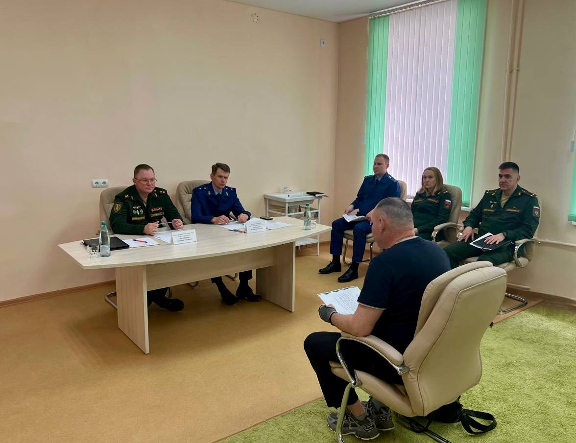 Сегодня прокурор Хабаровского края Виталий Степанов совместно с Военным прокурором Восточного военного округа Александром Рогачиковым провели прием участников специальной военной операции в ФГКУ «301 военный клинический госпиталь» Минобороны России Граждане обращались по вопросам: получения федеральных мер поддержки по ранению; выдачи удостоверения ветерана боевых действий; получения страховой выплаты. Всем заявителям даны разъяснения действующего законодательства, в том числе порядок получения мер социальной поддержки на региональном уровне.
