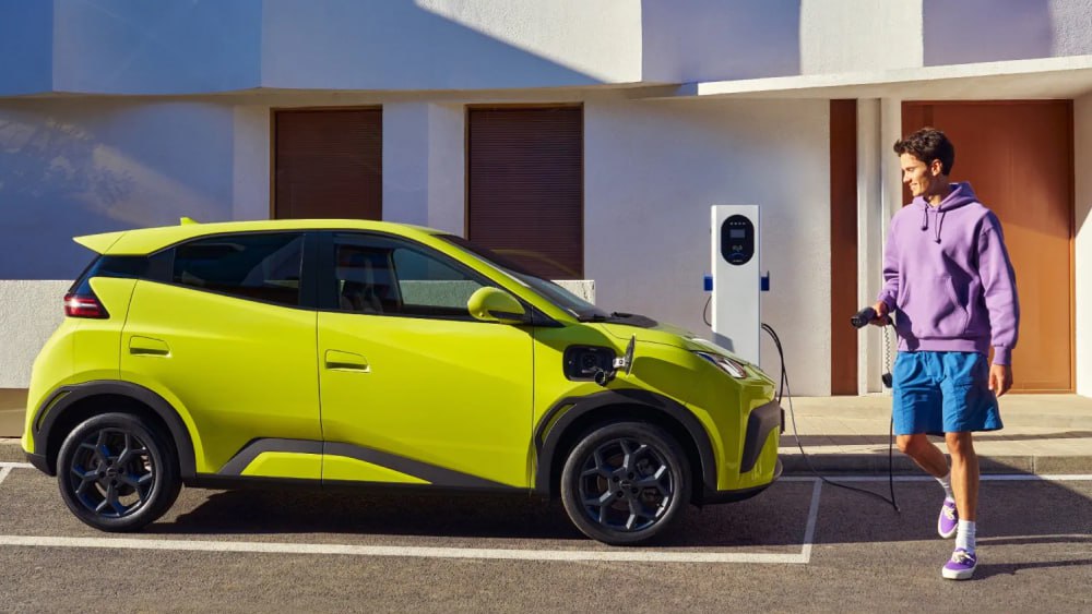 Компания BYD намерена приступить к тестовому производству твердотельных батарей в 2027 году Согласно сообщениям китайских источников BYD сделала большой шаг вперёд в скорости зарядки и сроке службы такой батареи Их массовое применение на электромобилях планируют наладить к 2030 году byd chinamashina news