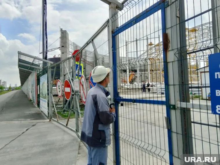 В Пермском округе начали строить третью очередь логистического центра Ozon  В селе Култаево под Пермью стартовало строительство третьей очереди логистического комплекса маркетплейса Ozon. В пресс-службе компании заявили, что после завершения работ общая площадь центра увеличится почти до 80 тысяч квадратных метров.  «Сейчас в Пермском крае уже действует крупный фулфилмент-центр маркетплейса, а также несколько сортировочных центров. С открытием третьей очереди общая площадь комплекса составит почти 80 тысяч квадратных метров», — рассказали представители Ozon изданию «Новый компаньон».  По итогу на объекте можно будет хранить более 30 млн товаров и ежедневно обрабатывать свыше 800 тысяч заказов. В настоящее время суммарная площадь складов маркетплейсов в Прикамье превышает 70 тысяч квадратных метров.  Источник    ЧП Пермь    Прислать новость