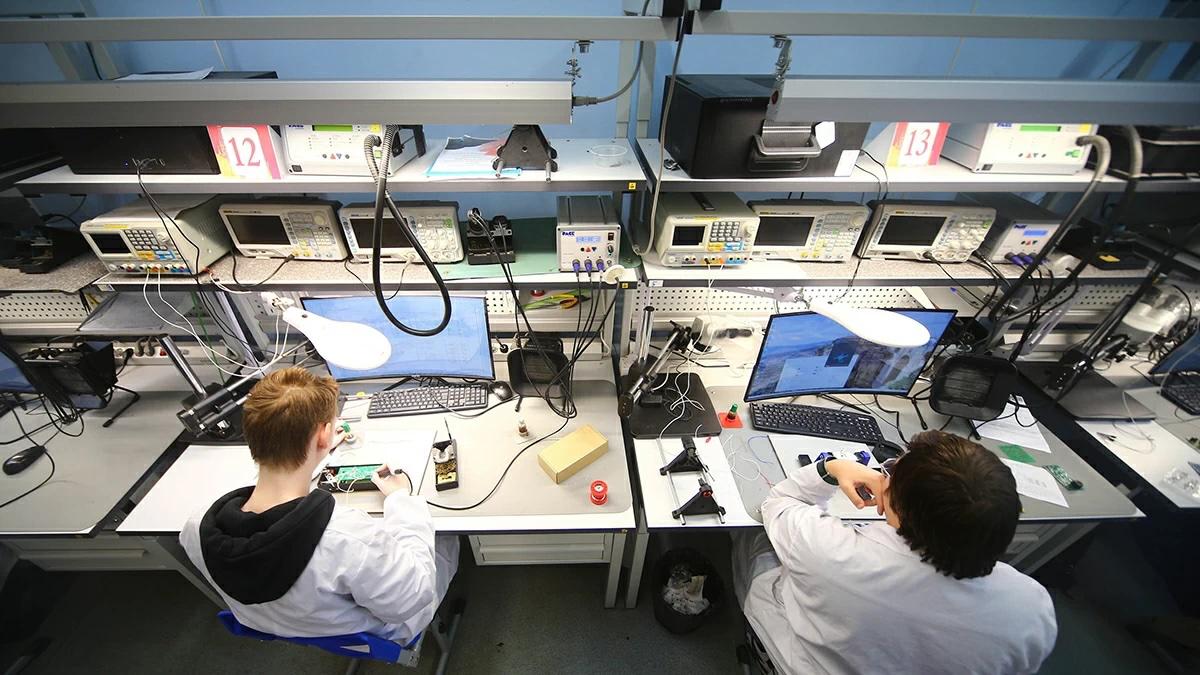 Более 30% выпускников – инженеров в области радиоэлектроники трудоустраиваются менеджерами по продажам радиоэлектроники, вместо того чтобы заниматься проектированием или созданием этого вида продукции Причины перехода инженеров в торговлю связаны с состоянием рынка труда, уровнем заработных плат, социальным пакетом и карьерными возможностями, которые предлагает работодатель, перечислил замминистра Помимо приведенных причин существует разрыв между теоретическими знаниями, полученными в вузе, и практическими навыками, необходимыми для разработки сложной радиоэлектронной продукции Это делает сферу продаж более доступной и привлекательной, в нее проще влиться. Финансовый аспект тоже играет роль, хотя в последние годы ситуация с зарплатами инженеров стала меняться в лучшую сторону Подписаться