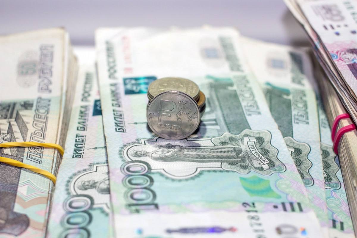 “Ваш родственник попал в ДТП”: на Сахалине поймали двух подростков, которые помогали аферистам В Холмске возбудили уголовное дело в отношении двух местных жителей 16 и 17 лет по ч. 3 ст. 159 УК РФ - мошенничество, совершенное группой лиц по предварительному сговору. В областном следкоме сообщили, что в мае эти двое ребят, желая заработать, согласились на сомнительное предложение в мессенджере от неизвестного. Подросткам предложили забирать наличные у сахалинцев, а потом переводить на счет “работодателя”. “В один из дней "куратор" позвонил сахалинке и сообщил, что её родственница якобы пострадала в ДТП. Для решения ситуации потерпевшая передала несовершеннолетним курьерам 600 000 рублей своих сбережений”, - рассказали подробности в ведомстве. Несовершеннолетние подозреваемые оставили себе вознаграждение, а оставшуюся сумму перевели на счет, указанный участником мошеннической схемы. Личности подростков оперативно установили сотрудники органов внутренних дел. Продолжается работа по установлению всех участников преступной схемы. В настоящее время производится сбор доказательственной базы, допрашиваются свидетели по делу. В ходе следствия будут выясняться причины и условия, способствовавшие совершению несовершеннолетним преступления. Сотрудники правоохранительных органов рекомендуют гражданам критически относиться к предложениям о работе курьером в случаях, когда требуется забрать деньги у определенного человека и перевести их на сторонний счет. Выполнив указанные действия, вы становитесь соучастником преступления.
