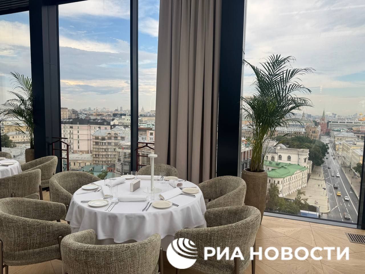 Cosmos Hotel Group открыла отель на Новом Арбате, рассчитывая на иностранных туристов.  И действительно, корреспондент РИА Новости застал у стойки регистрации целую группу гостей из Китая.  В отеле 242 номера, а также ресторан на 12-м этаже с видами на Кремль, Старый Арбат и "Москва-Сити".  Теперь в портфеле компании 9 отелей в Москве, а всего - 41 отель в 26 городах России.     : экономика / Все наши каналы