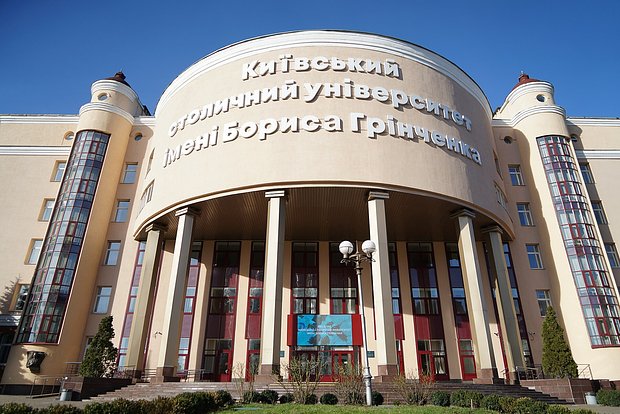 Украинские студенты стали чаще говорить на русском, заявила преподаватель Киевского университета имени Гринченко Екатерина Никонюк  Она пожаловалась, что «не дорабатывают языковые омбудсмены». Также, по мнению Никонюк, языковой «откат» демонстрируют последние скандалы с украинскими звездами. По словам преподавателя, украинцы предпочитают смотреть контент на русском языке.  Никонюк добавила, что поддерживает запрет прослушивания музыки на русском языке на время военного положения.  Ранее мовный омбудсмен Елена Ивановская выступила за законодательный запрет на исполнение песен на русском языке. Она жалуется, что сейчас запрещены только песни российских граждан, а не все песни на русском языке.