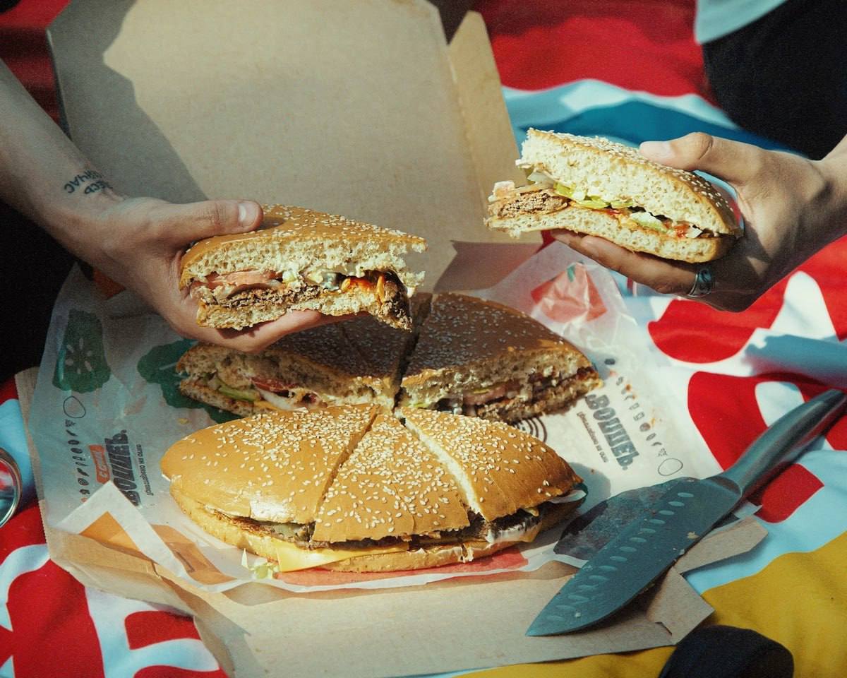 Воппер ПИЦЦУ вернут в Бургер Кинг уже с 29 октября это будет все тот же фирменный бургер но на реально большую компанию и в форме пиццы Блюдо будут привозить в коробке на крышке которой напечатают настолку Такие ужины одобряем Бэкдор