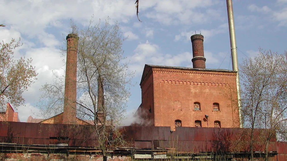 Старинную пивоварню в центре Екатеринбурга продают за 1 рубль. Комплекс старинного медопивоваренного завода на Розы Люксембург, 62, снова выставлен на торги. Стартовая цена - 1 рубль, шаг — 329,8 тыс. рублей. Продать этот объект не могут уже более шести лет — мешают сложности с землёй и большое количество собственников. В 2018 году здание пытались продать за 70 млн, но покупателя так и не нашли. А всего с 2018-го года было 12 неудачных попыток продажи, включая предложения законсервировать объект за 700 тысяч и даже миллион рублей. В конце 2021 года даже появилась идея провести исторический пивной фестиваль в этой пивоварне, чтобы привлечь к объекту внимание, но в 2022-м стало не до этого. Новому владельцу предстоит не просто оформить покупку, но и взять на себя обязательства по реставрации объекта культурного наследия. Проект нужно разработать до 2029 года. Пока здание в аварийном состоянии — износ до 60%. Ранее здесь работал завод безалкогольных напитков «Тонус», а ещё раньше — старинное производство меда и пива, пивоварня входила в состав Медопивоваренного завода Гребенькова и Холкина. фото: "Ъ" Миллионеров