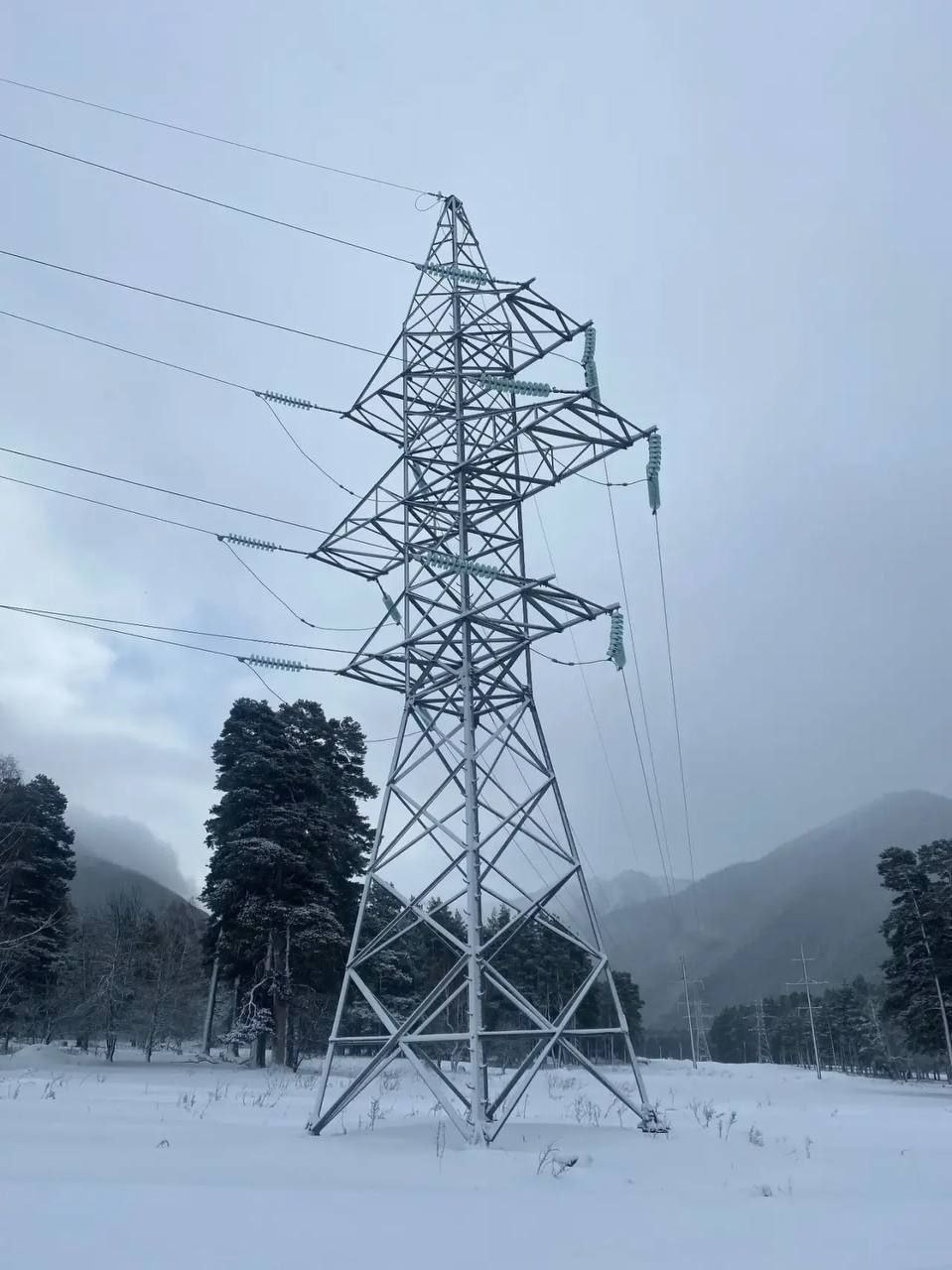 Специалисты Карачаево Черкесскэнерго восстанавливают нарушенное непогодой электроснабжение потребителей Домбая и части Архыза Из за неблагоприятных погодных условий произошли технологические нарушения на энергообъектах обеспечивающих электроэнергией потребителей курортов Архыз в Зеленчукском районе и Домбай в Карачаевском городском округе Сильный шквалистый ветер стал причиной технологических нарушений на линиях электропередачи ЛЭП 110 кВ Зеленчук Лунная поляна и Горная Гоначхир в результате чего ограничено электроснабжение части потребителей поселка Домбай и села Архыз Специалисты филиала Россети Северный Кавказ Карачаево Черкесскэнерго оперативно приступили к устранению повреждений В восстановительных работах задействованы четыре бригады энергетиков и необходимая спецтехника Специалисты Карачаево Черкесскэнерго прилагают максимум усилий для того чтобы оперативно возобновить подачу электроэнергии всем потребителям