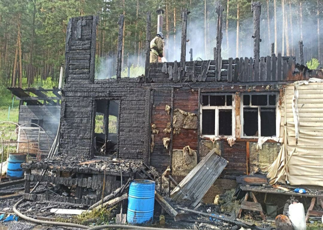 На пожаре в садоводстве "Сосновый" Шелеховского района погиб пенсионер Сообщение о том, что горит брусовый дом и хозяйственные постройки, поступило накануне днём от очевидцев. На момент прибытия первого подразделения произошло обрушение кровли. В ходе ликвидации открытого горения на кухне было обнаружено тело погибшего 70-летнего мужчины. Огонь на 44 квадратах ликвидировали 8 специалистов и 3 единицы техники. Спасено два соседних дома. Дознававатели МЧС России установили. Предварительно, все произошло из-за неосторожности при курении. МЧС России напоминает: не оставляй непотушенный окурок; место для курения оборудуй пепельницей; уходя, убедись, что сигарета потушена, а лучше - залей водой; не перегружай электросеть; следи за исправным состоянием электропроводки и приборов; установи в жилье пожарный извещатель. Он обнаружит возгорание и громким звуком оповестит о беде. При пожаре звони на номер 101