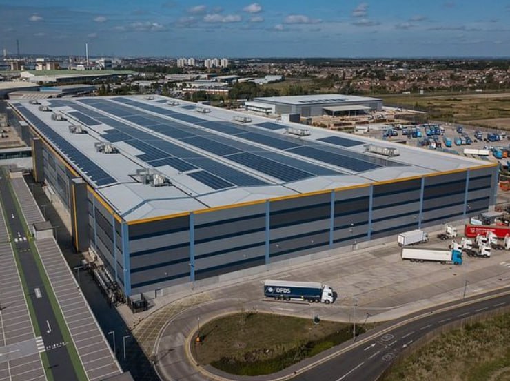 Власти США планируют купить крупные склады и переоборудовать их для содержания нелегальных мигрантов перед депортацией Рассматривают помещения по типу таких какие использует компания Amazon Предполагается что они должны находиться на юге страны рядом с аэропортами откуда чаще всего происходит депортация сообщает NBC News Подписаться на RT ТГ Зеркало MAX