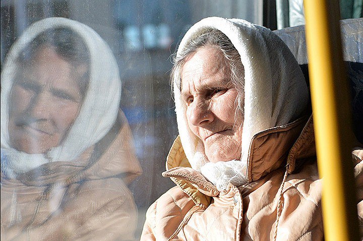С сегодняшнего дня, 1 июля, пенсионный возраст для женщин официально увеличен на полгода. Теперь они смогут выходить на пенсию в возрасте 61 года и 6 месяцев. При этом для получения полной пенсии женщинам, как и мужчинам, требуется минимум 34 года страхового стажа.  Как пояснила руководитель Главного управления пенсий и пособий Национальной кассы социального страхования Виорика Цугульский, если у гражданина нет полного стажа, пенсия начисляется частично — пропорционально количеству отработанных лет. Тем, чей стаж составляет менее 15 лет, пенсия не положена, но они могут рассчитывать на социальное пособие по старости в размере 50% от гарантированной минимальной пенсии.