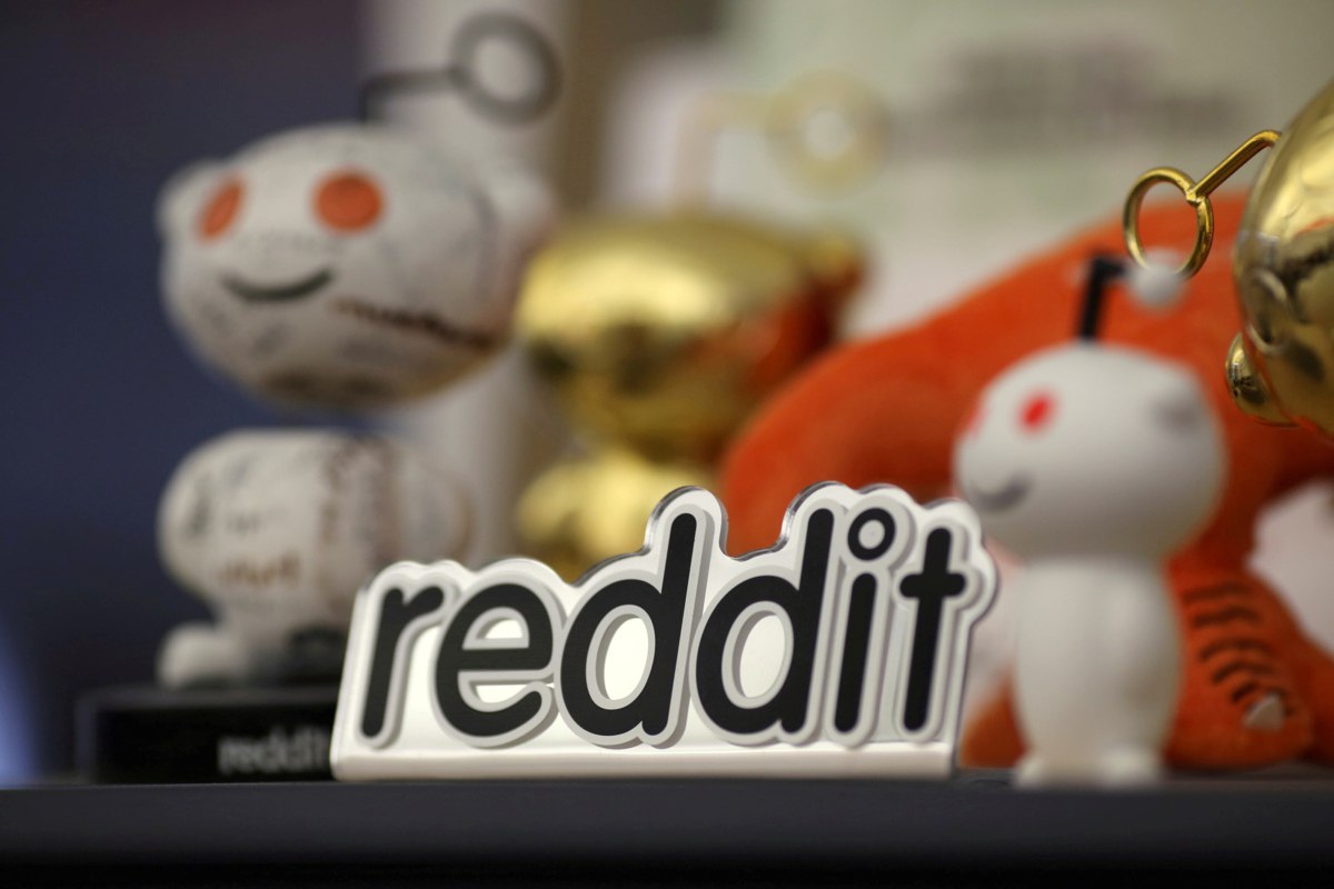 Reddit подала иск к Anthropic из-за «незаконного» обучения ИИ-моделей на данных соцсети без лицензионного соглашения. Компания требует возместить ей ущерб и заставить Anthropic выполнять её правила по доступу к контенту vc.ru/ai/2027506