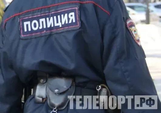Признаки влияния экстремизма на подростков назвали в МВД подростки могут попасть под влияние экстремистской идеологии Признаками того что подросток попал под влияние экстремистской идеологии могут быть использование жаргонной лексики частые разговоры на социальные и политические темы с проявлением нетерпимости а также появление непонятной символики и атрибутики следует из материалов МВД России пишет ТАСС Так одними из основных признаков того что девушка или молодой человек находятся под воздействием экстремистской идеологии является ее или его манера поведения которая становится намного более грубой и резкой в разговоре прогрессирует ненормативная или жаргонная лексика Помимо этого у подростков резко меняется стиль одежды они начинают соответствовать правилам определенной субкультуры Другим признаком того что на подростка оказывает влияние экстремизм может стать сохранение на компьютере ссылок или файлов с изображениями текстами роликами социально экстремального или экстремистско политического содержания Также в доме в связи с этим появляется нетипичная и непонятная атрибутика или символика а также предметы которые могут быть использованы как оружие Также подростки начинают много времени проводить за компьютером и изучать материалы не относящиеся к школьному обучению фильмам художественной литературе компьютерным играм У них могут появиться вредные привычки время разговоров резко увеличиться на социальные и политические темы во время которых они высказывают крайние суждения с признаками нетерпимости При подозрении того что ребенок попал под влияние экстремизма в МВД советуют родителям не осуждать категорически подростка так как это вызовет протест Лучше в такой ситуации выяснить причину экстремистского настроения аккуратно обсудить зачем это нужно подростку и почему он поддерживает это Фото ТЕЛЕПОРТ РФ ТЕЛЕПОРТ РФ здесь все об Амурской области  Написать нам