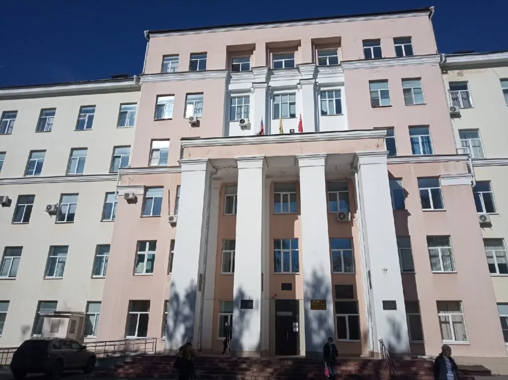 Врачи Рязанского кардиодиспансера спасли молодого мужчину с многократными остановками сердца 34 летний рязанец несколько лет страдает редким опасным для жизни аутоиммунным заболеванием Оно негативно влияет практически на все органы человека В этом случае основной удар на себя приняло сердце начался миокардит У пациента развилась полная АВ блокада нарушение работы проводящей системы сердца Как следствие неоднократная потеря сознания очень редкий пульс ниже 20 ударов в минуту В сочетании с кардиогенным шоком возникла внезапная остановка сердца В таком состоянии молодой человек был доставлен в рентгеноперационную кардиодиспансера Слаженная работа операционной бригады спасла жизнь пациента В течение трех часов сердце останавливалось не менее десяти раз Каждый раз медикам удавалось запустить его вновь В ход шла сердечно легочная реанимация Для спасения жизни пациента необходимо было установить временный электрокардиостимулятор Из за состояния шока анатомических особенностей пациента в