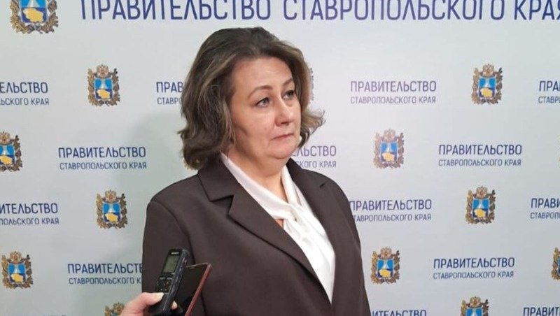 Экс замминистра на Ставрополье Плотникова получила условный срок за многолетние махинации Наталью Плотникова обвиняли в превышении должностных полномочий Следствие полагало что замглавы краевого минздрава использовала служебное положение в личных интересах В 2020 2023 годах она когда ещё работала начальником отдела в краевом минздраве давала незаконные указания сотрудникам медучреждения Те вносили в табели учёта сведения о том что сотрудница министерства якобы работала врачом педиатром хотя это было не так Чиновница делала это для того чтобы получать зарплату не только в минздраве но и в медучреждении Кроме того у неё шёл медицинский стаж Ущерб государству оценили в 500 тысяч рублей Сейчас он возмещён Дело Плотниковой рассмотрел суд и приговорил её к 3 годам лишения свободы условно Кроме того в течение полугода её запретили работать на госслужбе сообщили в прокуратуре Ставропольского края Приговор суда не вступил в законную силу В июне 2025 года после того как о делах чиновницы стало известно надзорникам прокурор Ставропольского края Юрий Немкин потребовал уволить сотрудницу минздрава в связи с утратой доверия Замминистра Наталью Плотникову лишили должности именно с такой формулировкой Подписывайтесь на нас во ВКонтакте и в Одноклассниках чтобы быть в курсе самых интересных новостей Кавказа Подписывайтесь на телеграм канал АиФ Северный Кавказ