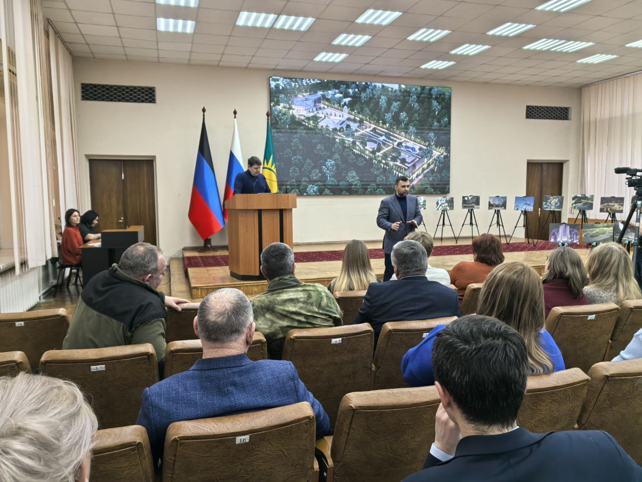 Общественники поддержали проект благоустройства Центрального городского парка Макеевки. Оборудуем здесь пространства для патриотического воспитания, спорта, семейного и молодежного отдыха с учетом пожеланий макеевчан.  В январе мы приняли решение о реконструкции макеевского центрального парка, привлекли местных активистов, молодежь, учли их предложения и пожелания. Уже сегодня сформирован проект благоустройства, состоящий из шести функциональных кластеров: патриотического, молодежного, развлекательного, семейного, пляжного и экологичного.     Проектом предусмотрено строительство семейно-досугового центра патриотического воспитания, спортплощадок для хоккея, футбола и волейбола, детского города профессий, кинотеатра, виртуального и научного пространств, а также создание пляжной зоны с акватермальным комплексом.  За основу проект принят. Профильный вуз – ДонНАСА – выступил с инициативой доработать план обустройства парка, поэтому подключим ученых к этой работе.