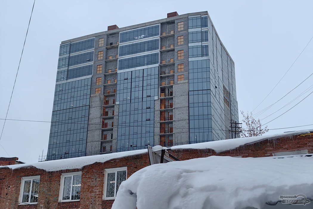 В центре Екатеринбурга на месте долгостроя Карнеол возведут элитные высотки Проект Гоголя 21 предусматривает возведение двух высотных башен 21 и 25 этажей соединенных общим трехэтажным основанием В комплексе также появится шестиуровневый паркинг с тремя подземными этажами На первых этажах расположатся различные коммерческие объекты от ресторанов до фитнес студий Проводить работы будет компания Брусника Подписывайся на ИА Уральский меридиан