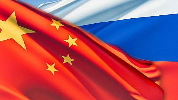 Антон Алиханов обсудил с китайскими партнерами сотрудничество в авиадвигателестроении Глава Минпромторга Антон Алиханов в ходе визита в Китай обсуждал с китайскими партнерами сотрудничество в области авиационного двигателестроения В КНР Алиханов посетил Китайский институт авиационных двигателей а также центры технологического развития и инноваций Об этом сообщает Интерфакс со ссылкой на данные пресс службы министерства О том что поставки российских авиакомпонентов в том числе двигателей рассматриваются как вариант сотрудничества двух стран в сфере производства самолетов говорил год назад в Пекине первый вице премьер Денис Мантуров Он отмечал что для этого потребуются корректировки в ранее утвержденные межгосударственные документы aviaru net n286981