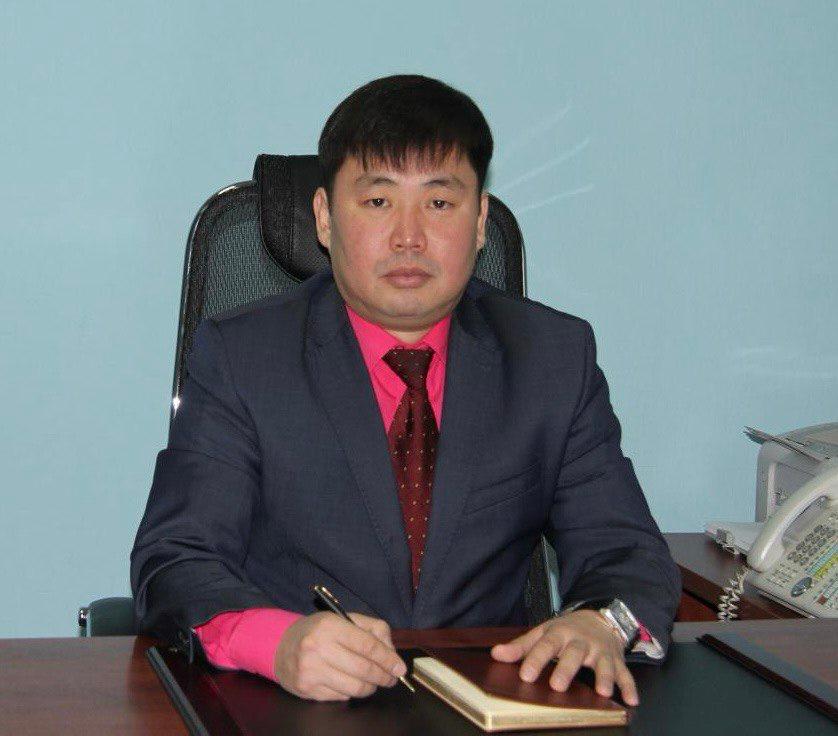 Горсовет Кызыла отправил в оставку мэра единоросса ранее он жаловался на травлю однопартицев Депутаты разорвали контракт с мэром Каримом Сагаан оолом на основе решения суда по иску спикера хурала Ирины Казанцевой тоже члена партии Единая Россия Она утверждала что горсовет многократно находил нарушения при содержании скверов парков и других общественных территорий Вопросы вызвала и история с исчезновением низкопольных автобусов ЛиАЗ которые в 2021 году мэрия Москвы передала Кызылу из 40 автобусов доставка которых была оплачена в Тыву довезли только 31 К тому же в рабочем состоянии из них оказались всего восемь автобусов Горсовет объявил конкурс на назначение нового мэра Он запланирован на 25 ноября Врио мэра назначен глава земельного департамента мэрии Кызыла Вячеслав Судер оол Карим Сагаан оол возглавлял Кызыл с 2018 года СМИ называли его племянником экс главы республики вице спикера Госдумы Шолбана Кара оола В феврале 2025 го по итогам иска Казанцевой горсуд Кызыла постановил лишить Сагаан оола полномочий В октябре впервые за три года съездила в гости в родной Кызыл Наоборот увидела развивающуюся столицу Потом этим депутатам всю жизнь будет стыдно Закон кармы никто не отменял Нам очень неприятно что вы критикуете мэра Кызыла который этого не заслуживает Вы бы лучше сели за стол и обсудили городские проблемы выслушали друг друга и вместе дружно бы работали защищали тогда Сагаан оола местные жители Опрошенные Сибирским экспрессом эксперты также говорили о противостоянии Сагаан оола с главой Тывы единоросом Владиславом Ховалыгом Одна из причин Ховалыг может считать Сагаан оола своим единственным потенциальным соперником на предстоящих в 2026 году выборах главы региона