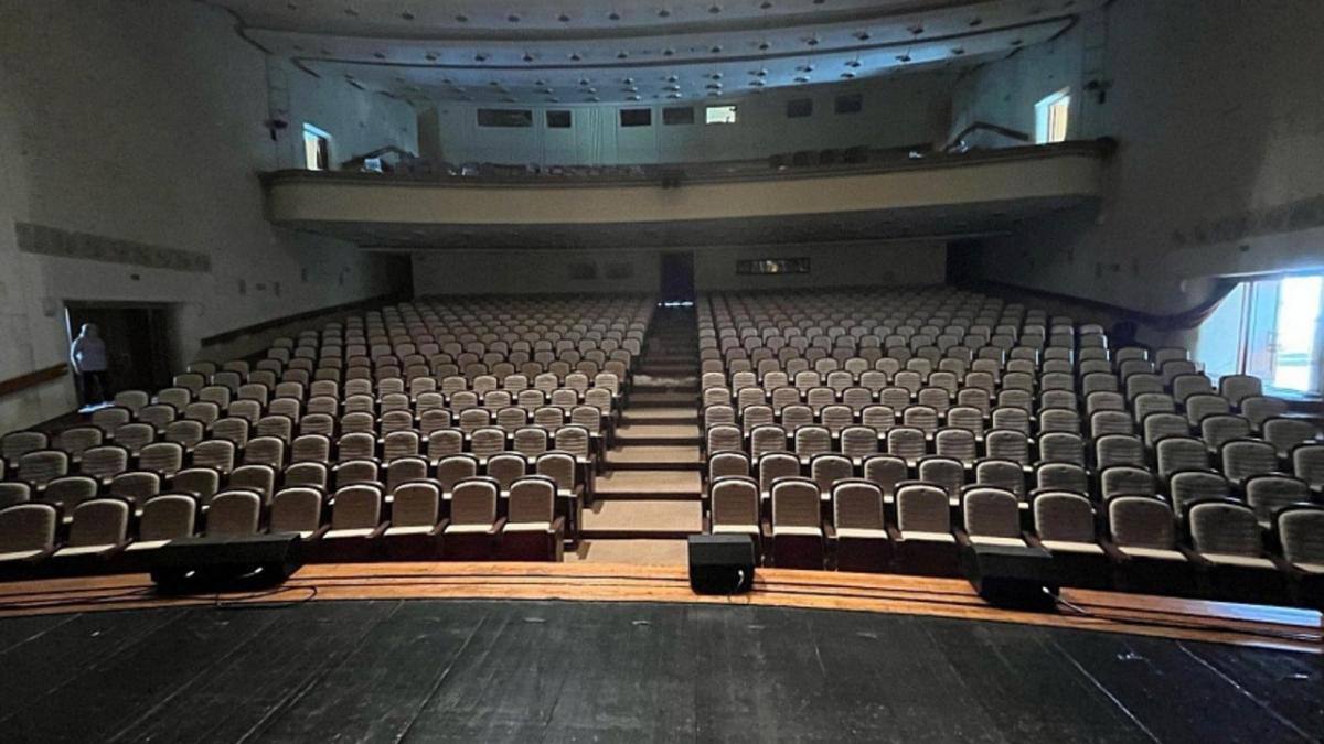 В 2027 2028 году будет проведен капитальный ремонт курского драмтеатра Когда строилось здание не были предусмотрены складские помещения для декораций Отдельная проблема оборудование для маломобильных сейчас его почти нет Людей на колясках проводят через запасной вход поднимают на второй этаж на лифте в большой зал они попадают из за сцены Это обязательно нужно исправлять отметил Александр Хинштейн До Нового года драмтеатру обещали автобус он нужен для передвижения артистов Актёры активно гастролируют и им важно комфортно передвигаться Для членов попечительского совета разработаем систему лояльности а также возможность встреч с актёрами и присутствия на генрепетициях дополнительных экскурсий рассказал Александр Хинштейн Подпишись на Курск 1