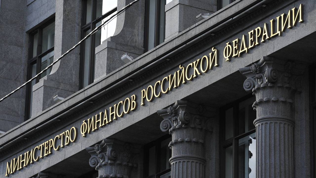 ‼ Минфин РФ против расширения семейной ипотеки Министерство финансов РФ не поддерживает идею расширения льготной семейной ипотеки на семьи с одним ребёнком до 18 лет, сообщил глава ведомства Антон Силуанов. Причина — финансовые ограничения бюджета, которые делают выполнение текущих обязательств сложной задачей. Контекст инициативы В марте 2025 года РБК сообщало, что правительство обсуждает возможность включения семей с одним ребёнком до 18 лет в программу семейной ипотеки. Сейчас льгота доступна семьям с детьми до шести лет или с несовершеннолетним ребёнком с инвалидностью. Ставка начинается от 6%, а максимальная сумма кредита достигает 15 млн рублей. Условия и ограничения Программа позволяет использовать материнский капитал для первоначального взноса или погашения кредита. Однако, по словам Силуанова, дальнейшее расширение льгот в текущих экономических условиях Минфин считает нецелесообразным. #Ипотека #Минфин #СемейнаяИпотека #Финансы #Россия