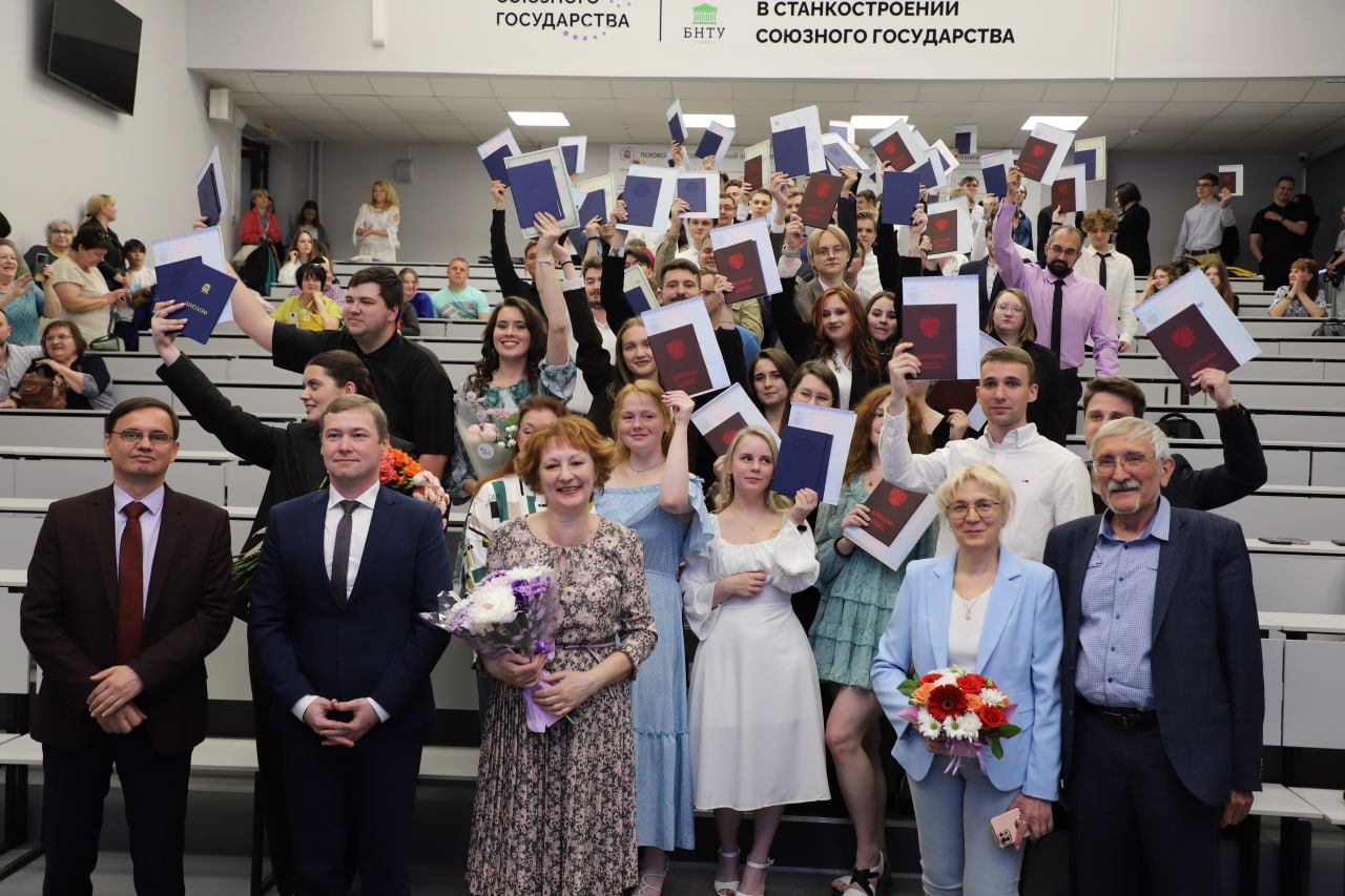 В ПсковГУ состоялся первый выпуск дополнительной программы профпереподготовки «Разработка приложений для мобильных устройств», которая реализуется по проекту «Цифровые кафедры». Руководитель — доцент отделения информационно-коммуникационных технологий ПИШ Союзного государства Юлия Бруттан. Обучение успешно завершили 120 слушателей из 8 групп студентов IT-направлений ПИШ гибридных технологий в станкостроении Союзного государства. Поздравляем!