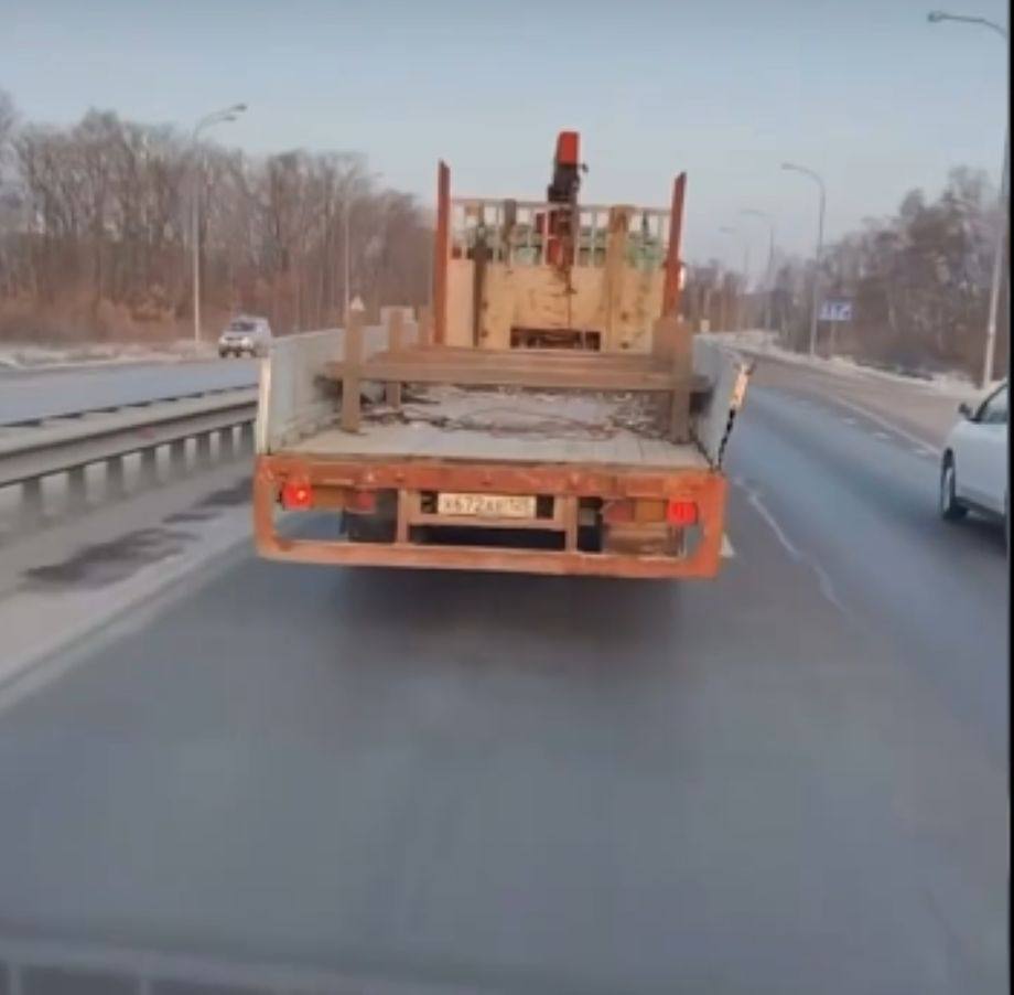 Скорую не пропустили в Надеждинском районе ещё один пример неуважения показали в соцсетях В последнее время заметно выросло количество случаев когда водители не уступают дорогу экстренным службам несмотря на внушительные штрафы Очередной инцидент произошёл 26 января в Надеждинском районе водитель не пропустил автомобиль скорой помощи которая везла в стационар лежачего пациента PRIMPRESS в MAX ДЗЕН ЧАТ БОТ