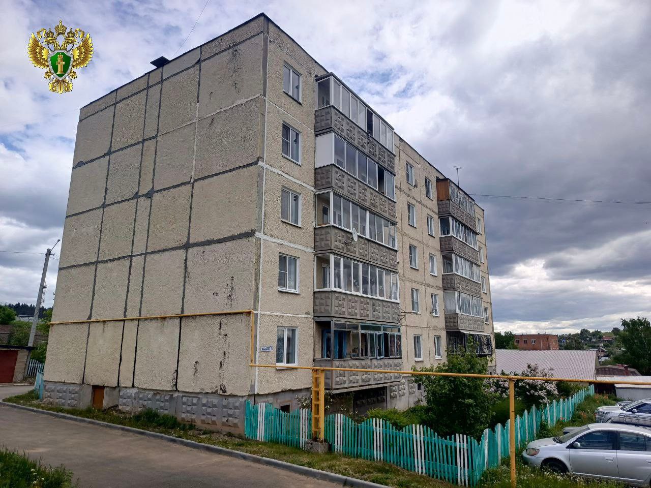 В Нязепетровске директор управляющей компании ответит в суде за смертельную травму работника Прокуратура Нязепетровского района утвердила обвинительное заключение по уголовному делу в отношении местного жителя, обвиняемого в совершении преступления, предусмотренного ч. 2 ст. 143 УК РФ нарушение требований охраны труда, совершенное лицом, на которое возложены обязанности по их соблюдению, повлекшее по неосторожности смерть человека . По версии следствия, обвиняемый, являясь директором ООО УК «Сфера», на которого возложены обязанности по соблюдению требований охраны труда, в августе 2024 года допустил работника, не прошедшего инструктаж, без средств индивидуальной защиты и применения страховочных систем к работам на высоте. В ходе выполнения гермитизации промазки крыши многоквартирного дома работник упал с крыши и получил смертельные травмы. Обвиняемый вину в совершенном преступлении признал. Уголовное дело направлено в Верхнеуфалейский городской суд постоянное судебное присутствие в городе Нязепетровске для рассмотрения по существу.