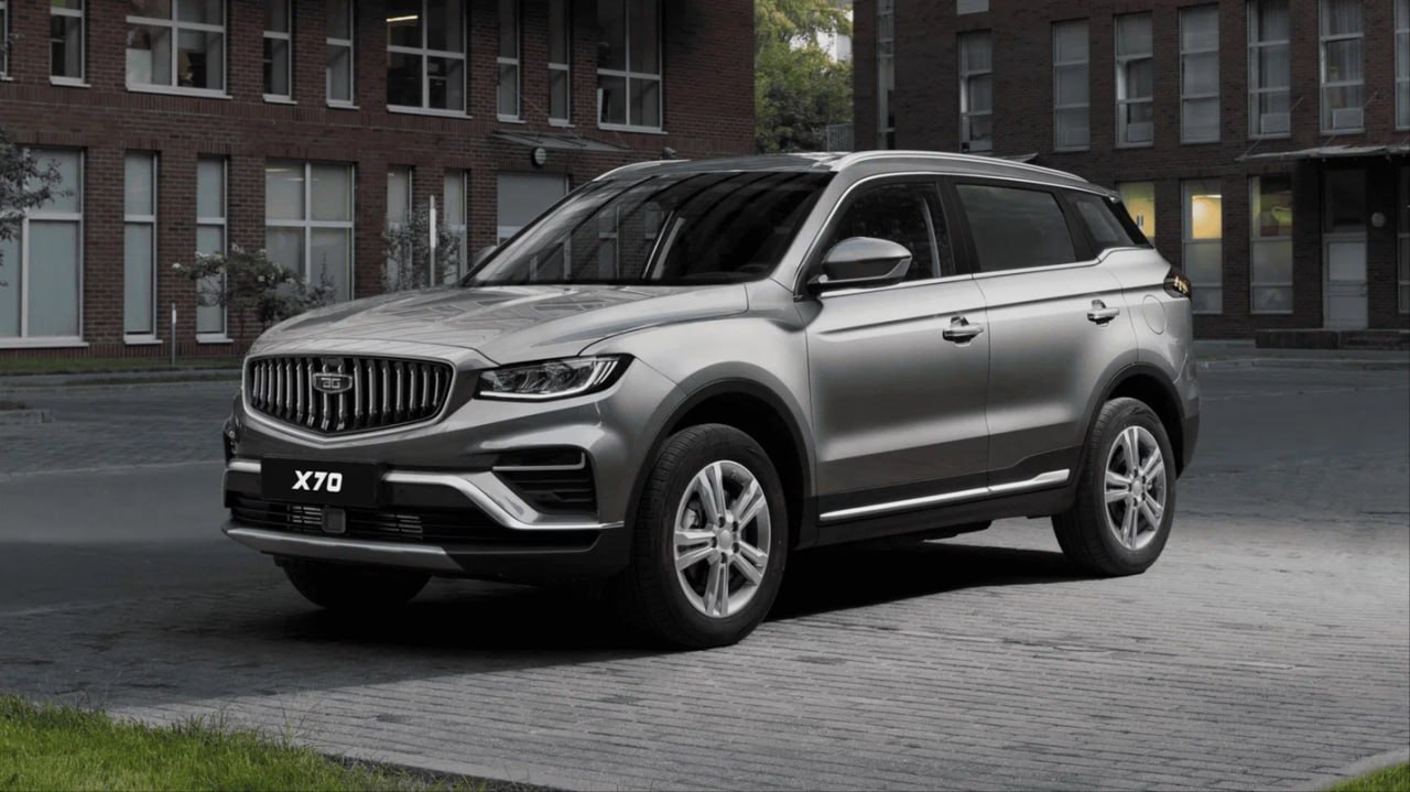 Представлен обновлённый кроссовер Belgee X70 Geely Atlas Pro Мультимедийная система теперь поддерживает Apple CarPlay а вот Android Auto всё ещё недоступен   Версия Comfort Plus 1 5 литровый мотор на 177 л с передний привод и 6 ступенчатый автомат    Исполнение Luxury Plus тот же ДВС но помогает ему 48 вольтовый электромотор в роли стартер генератора Коробка 7 ступенчатый робот Привод полный