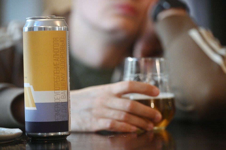 В России могут начать наносить на алкоголь картинки о вреде спиртного В Госдуме предложили наносить на этикетки алкогольных напитков устрашающие изображения человеческих органов поражённых различными заболеваниями причиной которых стало употребление спиртного Соответствующий законопроект вносится на рассмотрение палаты парламента Один из авторов инициативы Ярослав Нилов отметил что эта мера воздействия будет направлена не на людей страдающих алкоголизмом а на группы так называемых умеренно пьющих Вероятно вид скажем изувеченных раком органов не привлечет внимания отпетых алкоголиков Зато может иметь эффект шоковой терапии для информирования о конкретных рисках для беременных подростков и любителей периодических доз Именно колеблющимся это может помочь отказаться от спиртного или минимизировать его количество в своей жизни сказал Нилов Подписаться на truekpru Читать нас в MAX