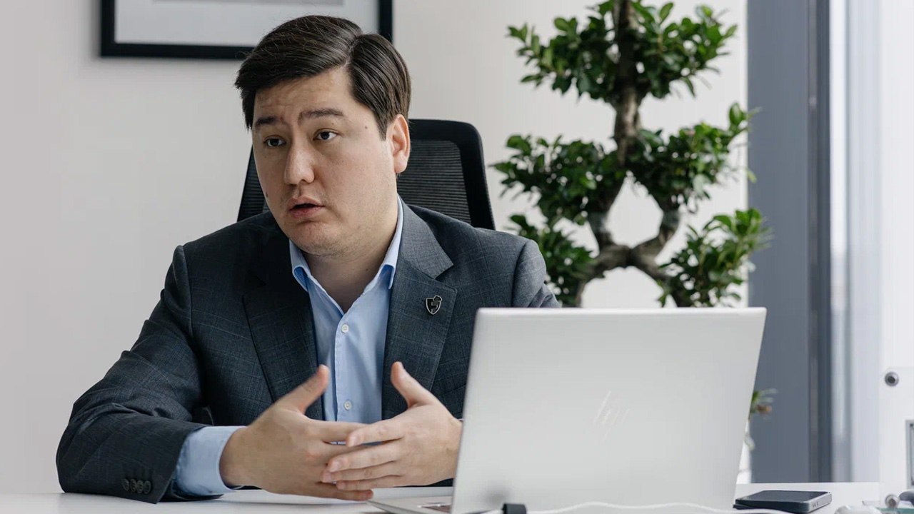 Президент хочет чтобы власть перешла к решениям на основе прогнозов ИИ эксперт привел пример Сегодня на V заседании Национального курултая президент Казахстана Касым Жомарт Токаев обозначил ключевые ориентиры развития страны на 2026 год В числе приоритетов он отдельно остановился на внедрении ИИ в систему государственного управления с акцентом на переход от ручного реагирования к управлению на основе данных и прогнозных моделей О том что именно имел в виду глава государства и как это может работать на практике Digital Business рассказал ИТ эксперт CEO Freedom Cloud Темирлан Зиналабдин Сейчас у нас картина такая дефицит лекарств в регионах выясняется по жалобам в соцсетях и обращениям граждан это уже архаичный подход А ведь инструменты ИИ позволяют выстроить превентивную аналитику система в реальном времени видит остатки препаратов в аптеках и больницах прогнозирует дефицит еще до того как он возникнет и автоматически запускает перераспределение или закупку говорит Зиналабдин Подробнее на сайте