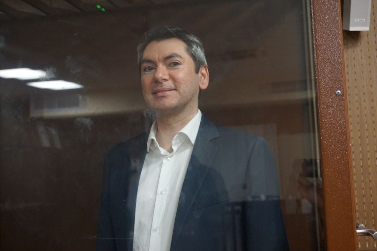Обвинение запросило 6 лет колонии для Григория Мельконьянца Прокуратура попросила назначить 6 лет лет колонии общего режима для сопредседателя движения «Голос» Григория Мельконьянца, по делу об организации работы «нежелательной» организации, передает корреспондент «Новой» из зала суда. Напомним, Мельконьянц находится под стражей с августа 2023 года. Следователи вменяют ему его участие в круглом столе Центризбиркома, которое трактуют как осуществление деятельности «нежелательной организации» European Network of Election Monitoring Organizations ENEMO . Власти РФ cчитают нежелательной организацией и «иноагентом»