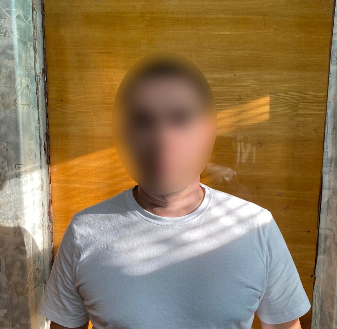 За изнасилование подростка уральцу грозит 15 лет лишения свободы 35 летний житель Артёмовского напал на 15 летнюю девочку надругался над ней и скрылся После объявления в розыск мужчину задержали в ходе оперативных мероприятий он полностью признал вину По данным следствия днём 14 июля 2025 года фигурант находясь на территории города Артёмовского напал на несовершеннолетнюю 2010 года рождения и совершил в отношении неё иные действия сексуального характера добавил старший помощник руководителя Следственного комитета по Свердловской области Александр Шульга Разыскать насильника удалось с помощью камер видеонаблюдения Подозреваемый официально нигде не работал ранее не судим Его местонахождение было установлено в результате проведения комплекса оперативно разыскных мероприятий в том числе благодаря изучению записей видеокамер наружного наблюдения сообщил начальник пресс службы ГУ МВД по Свердловской области Валерий Горелых какой ужас 15 лет мало надо больше за такое преступление Подписаться на 4 канал Мы в MAX